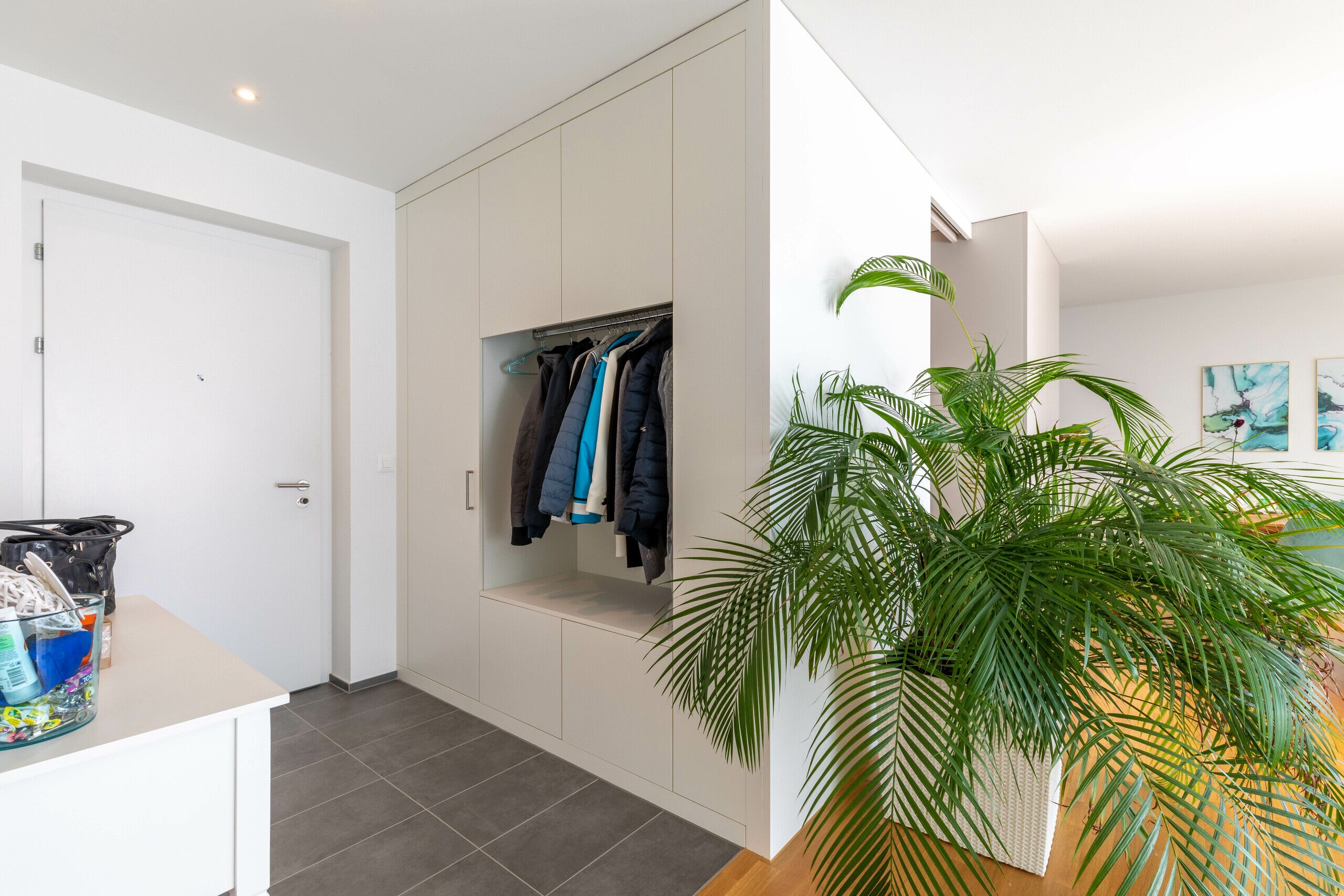 Entrée mit Einbauschrank und Garderobe