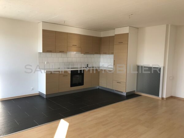 APPARTEMENT DE 4 PIECES 
PROCHE DE TOUTES COMMODITES