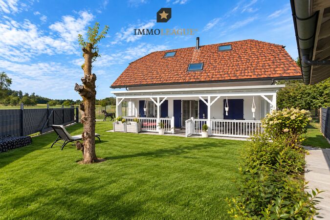 Die neu gestaltete, überdachte Veranda lässt keine Wünsche offen, während der liebevoll angelegte Garten viel Freude und Raum zum Entspannen bietet.