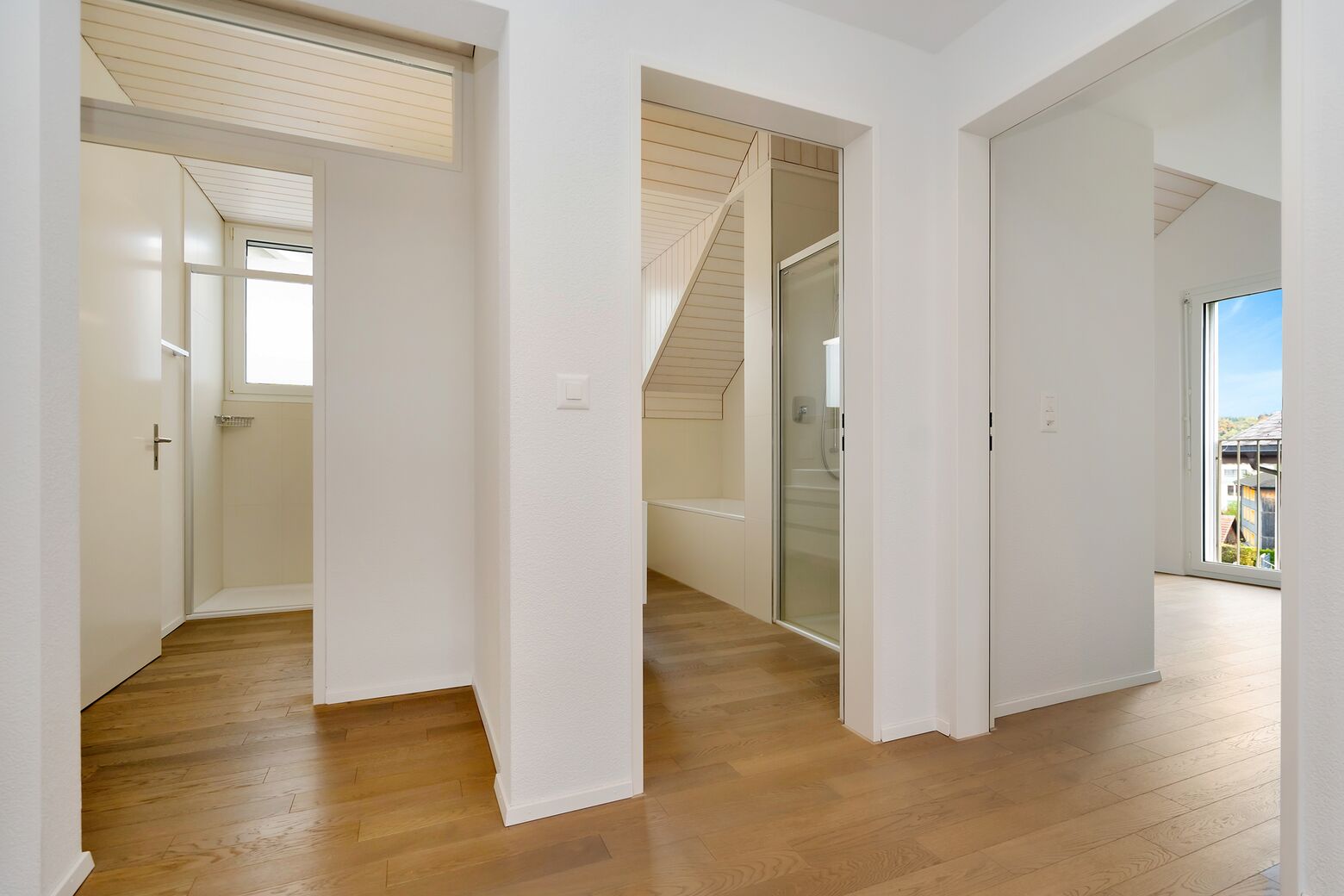 Vorplatz mit Sicht zu den beiden Nasszellen und Zugang zum Elternschlafzimmer