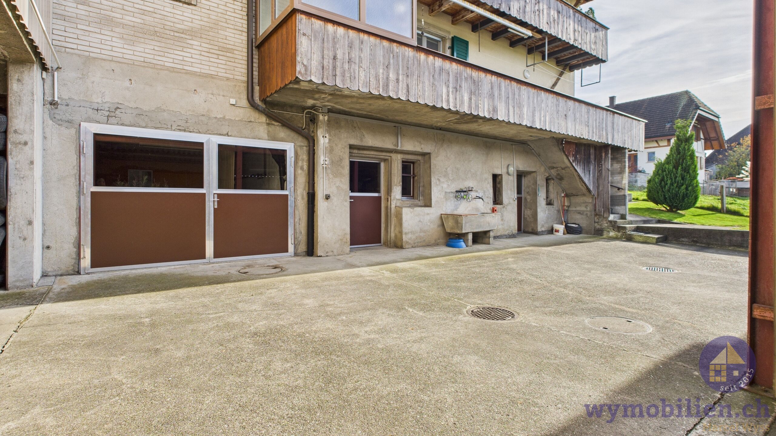 Vorplatz mit Zugang Gewölbekeller/Technik/Garage