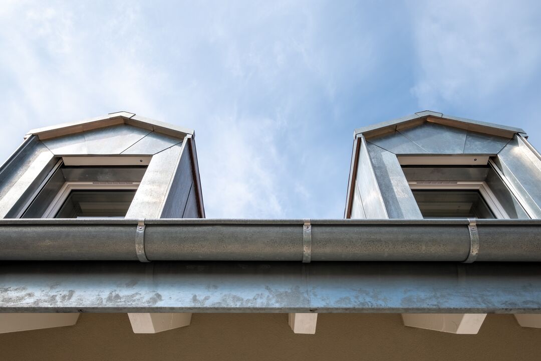Construction d'un petit immeuble au style villageois avec 6 appartements : les extérieurs.