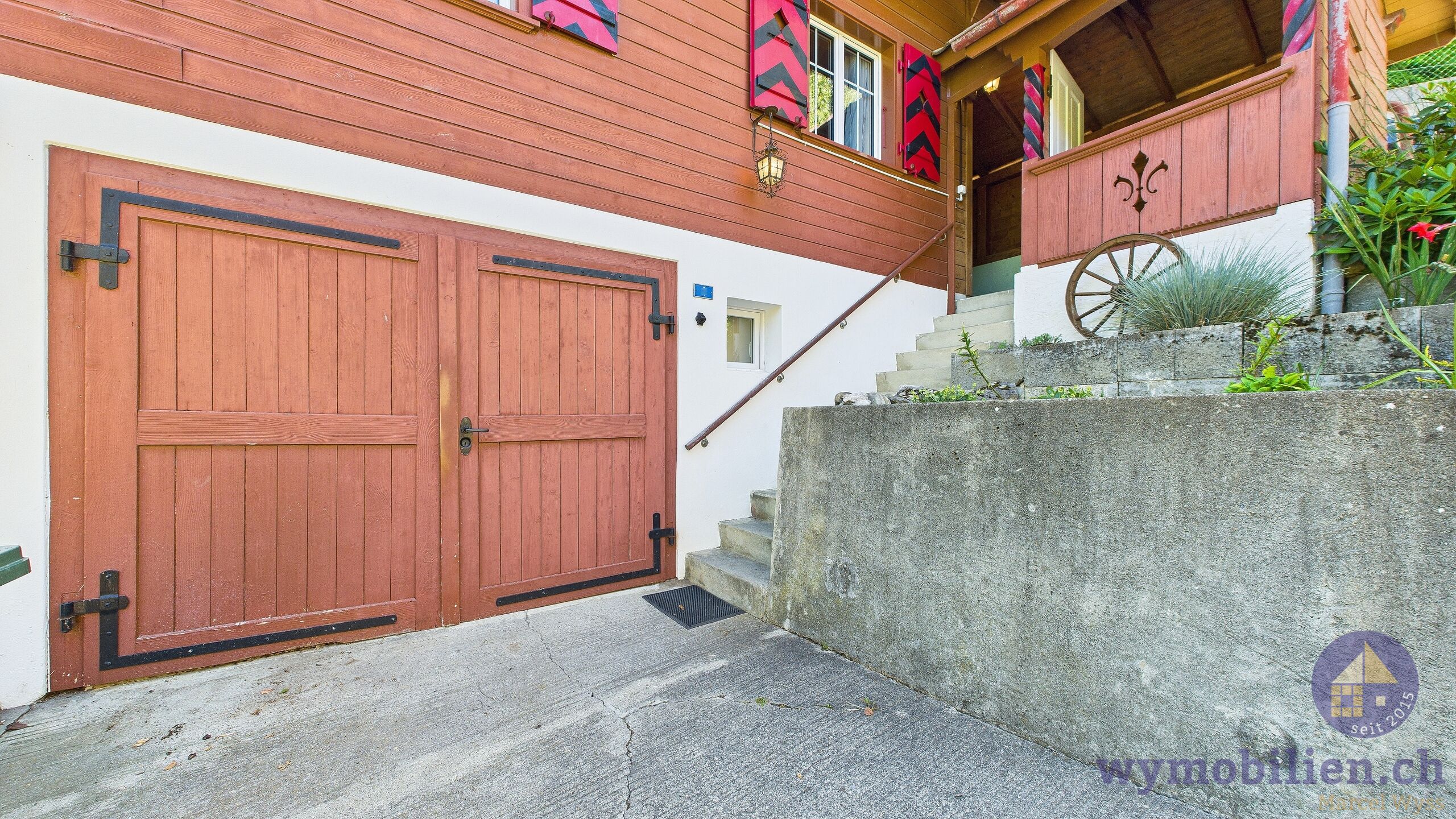 Vorplatz mit Zugang Garage