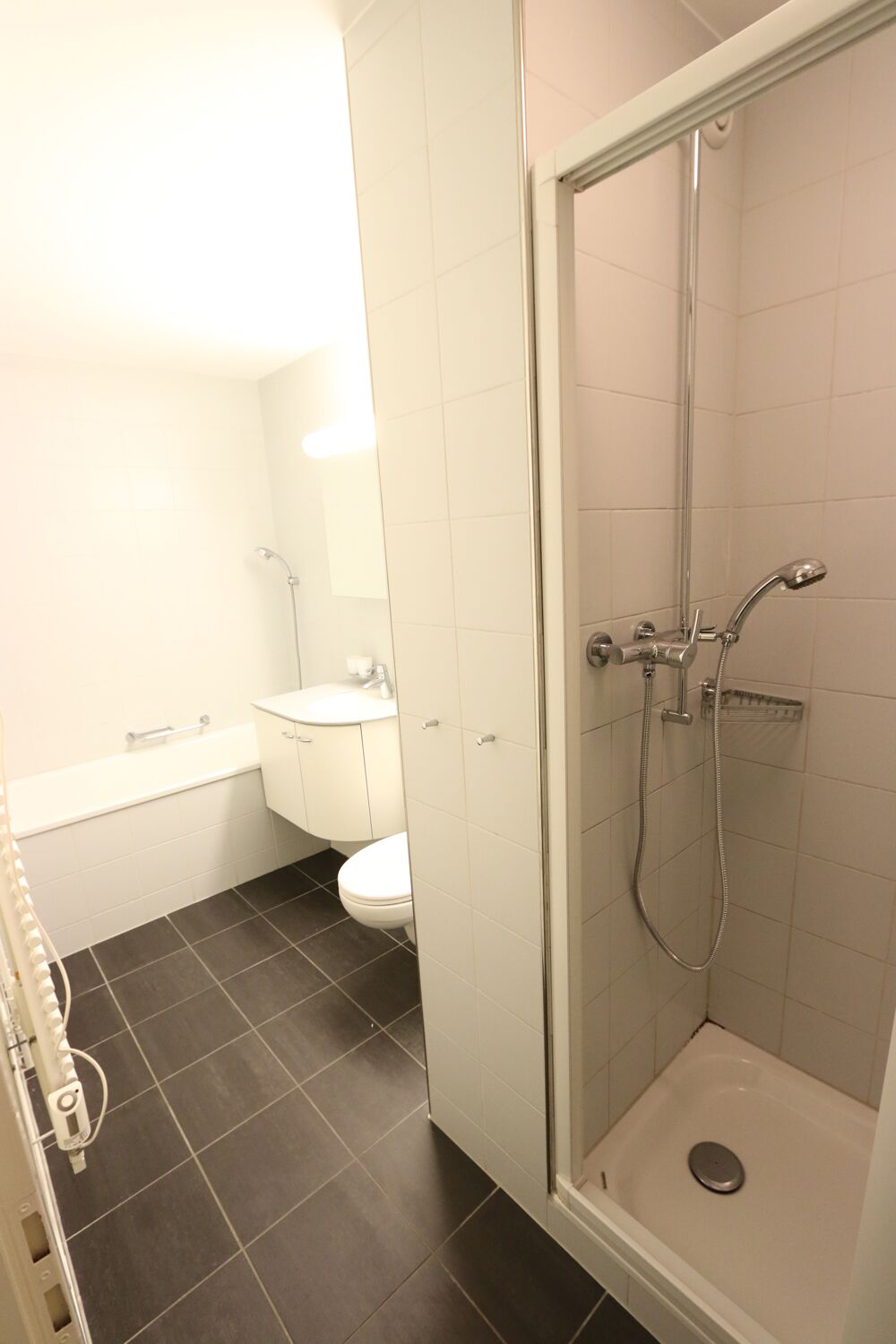 freundliches Bad mit Dusche und Badewanne