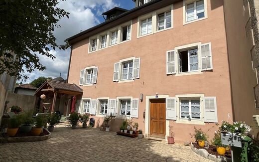 Superbe maison de ville avec terrasse, place de parc et tranquillité.