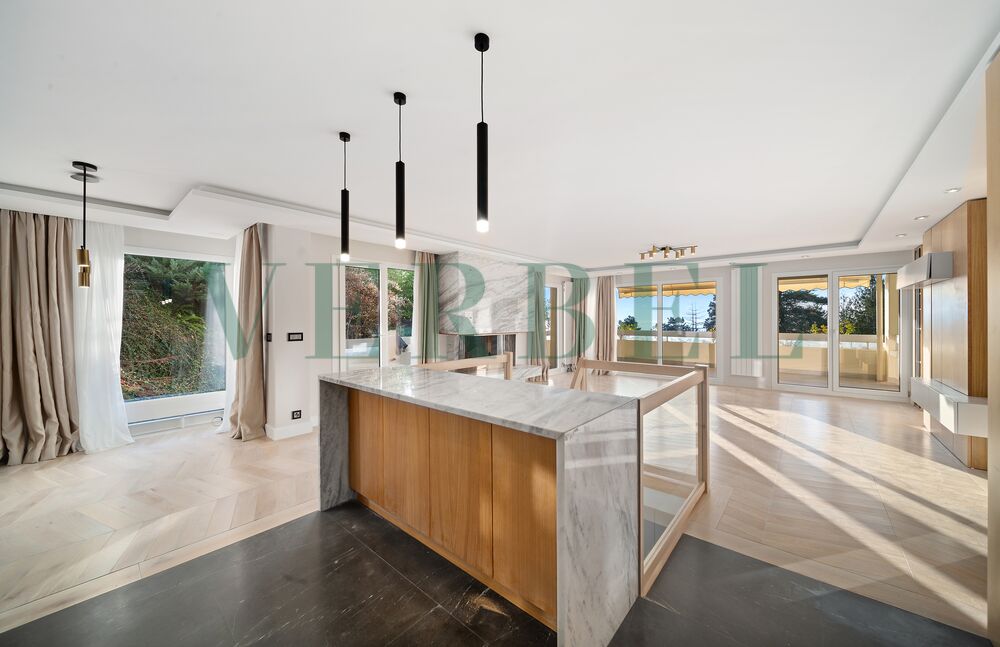 Gorgeous duplex ideally situated with a terrace and garden, lake view