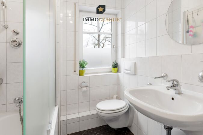 Das zeitloses Badezimmer in gepflegtem Zustand.