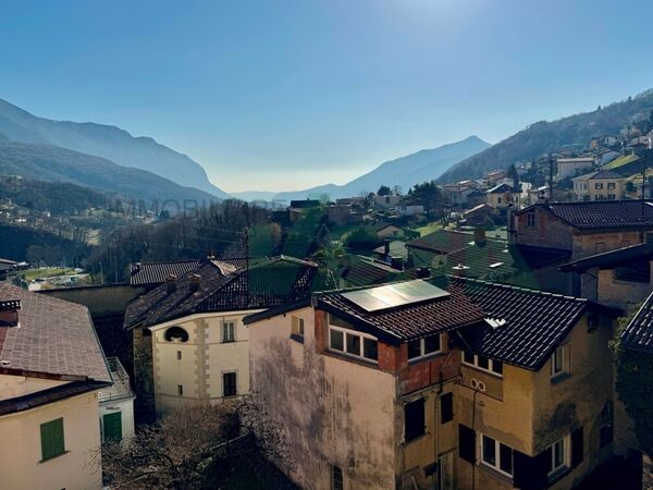Charming estate with antique palazzo, rustic house and lovely garden