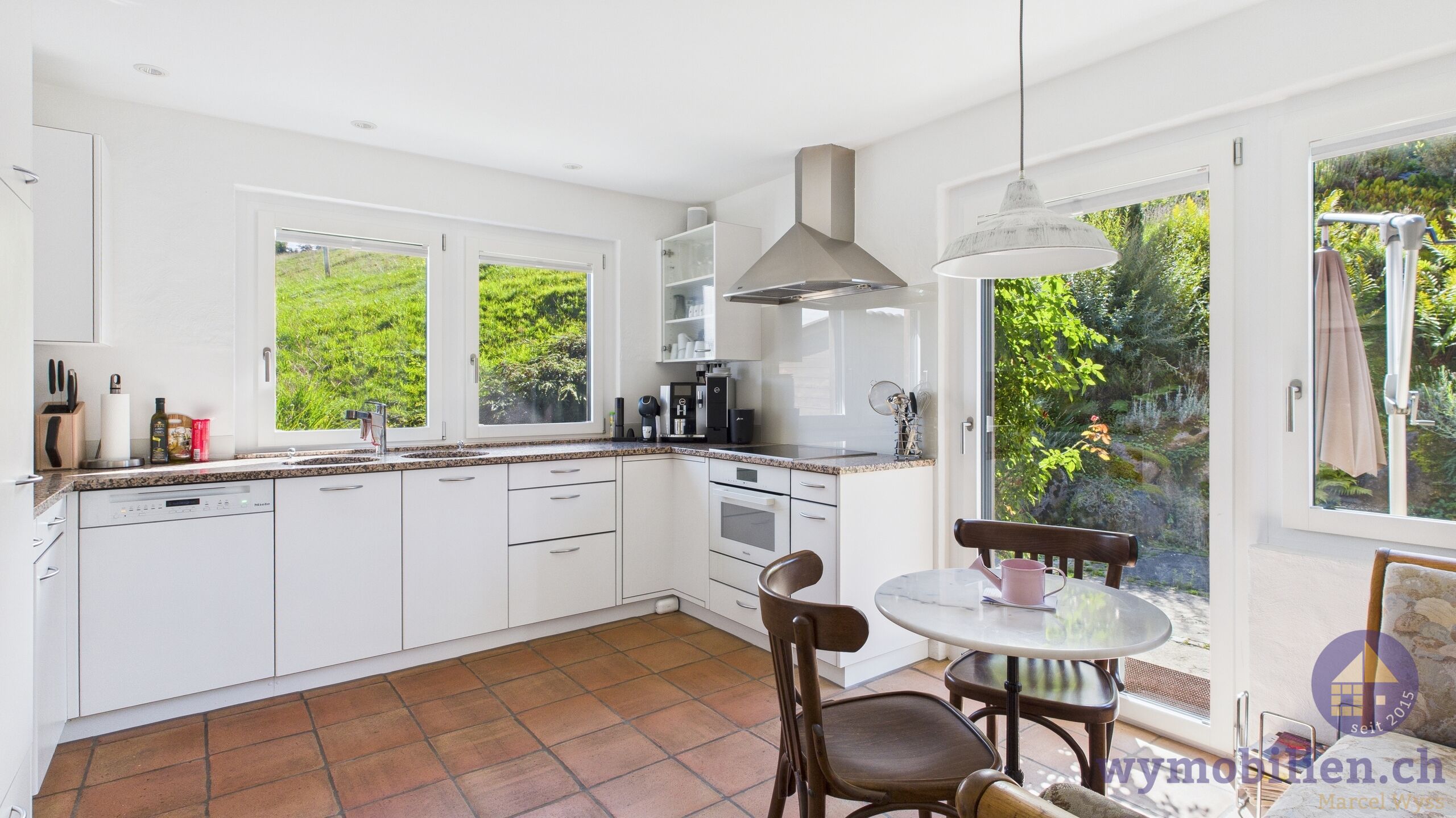 Küche mit Ausgang in den Garten