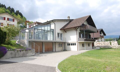 VERKAUFT -7.5 Zi.- Zweigenerationenhaus mit Wintergarten und Aussich
