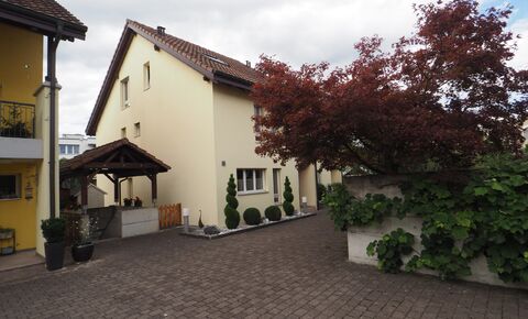 Very well maintained semi-detached house with garden and 2 parking spa