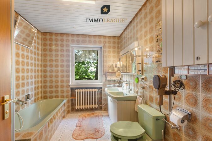 Tageslichtbad mit Badewanne und Dusche.
