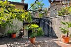 Affascinante ampia casa di nucleo con un grande e splendido giardino