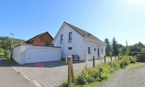 Neuwertiges 6.5 Zimmer Einfamilienhaus
an idyllischer Lage