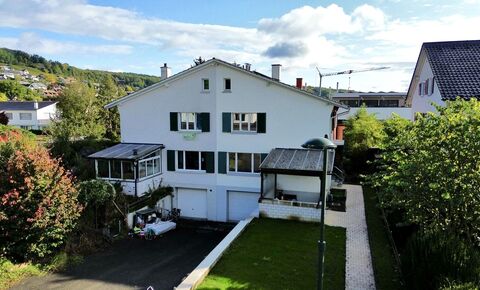 Doppeleinfamilienhaus mit Garten und Garage an bester Wohnlage