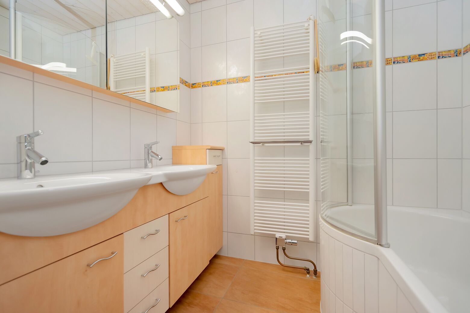 Nasszelle mit Badewanne und integrierter Dusche und Lavabo im 1.OG