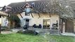 Ferme mitoyenne rénovée avec grand terrain agricole adjacent.