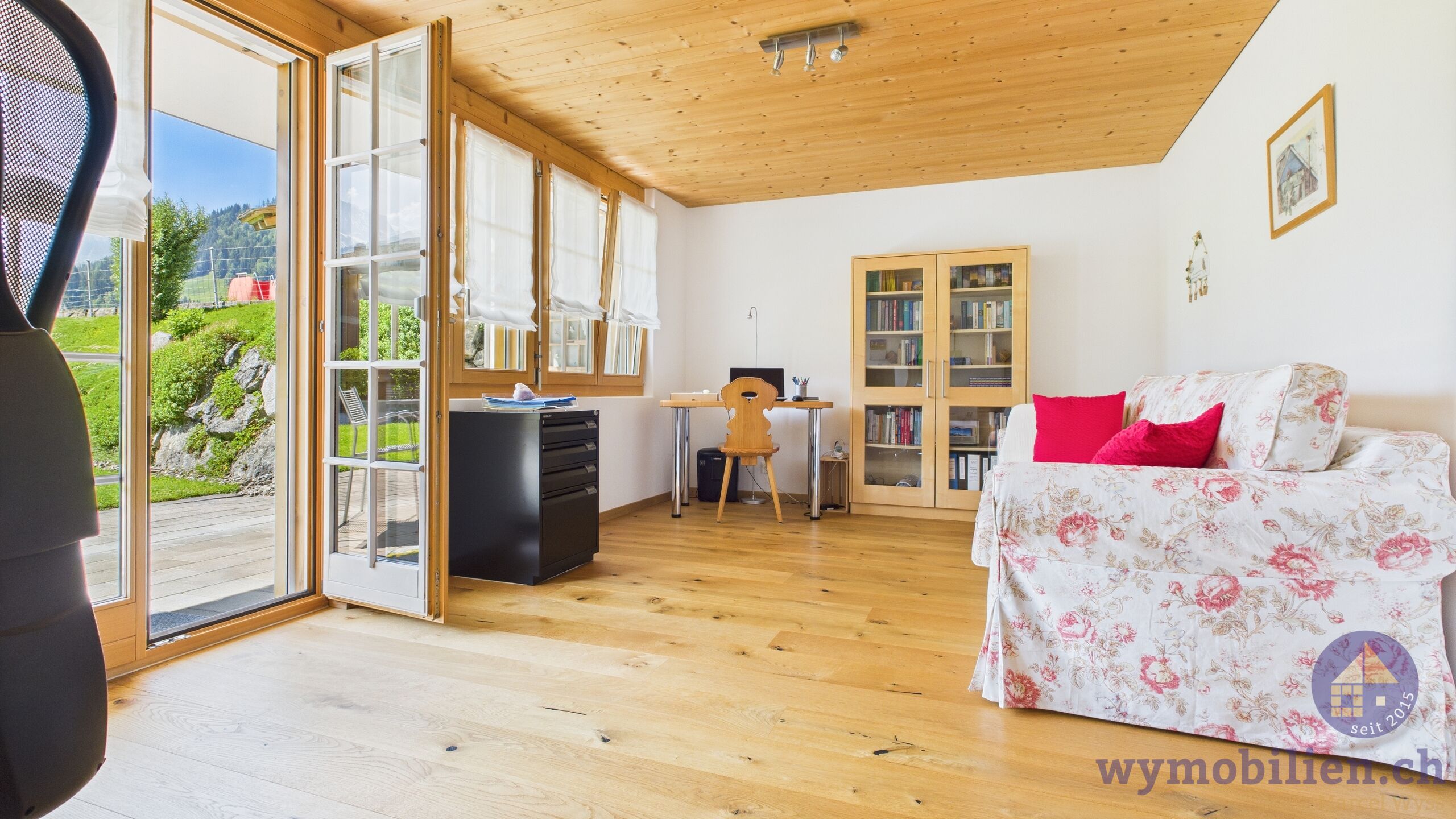 Zimmer EG mit Ausgang auf die Terrasse 