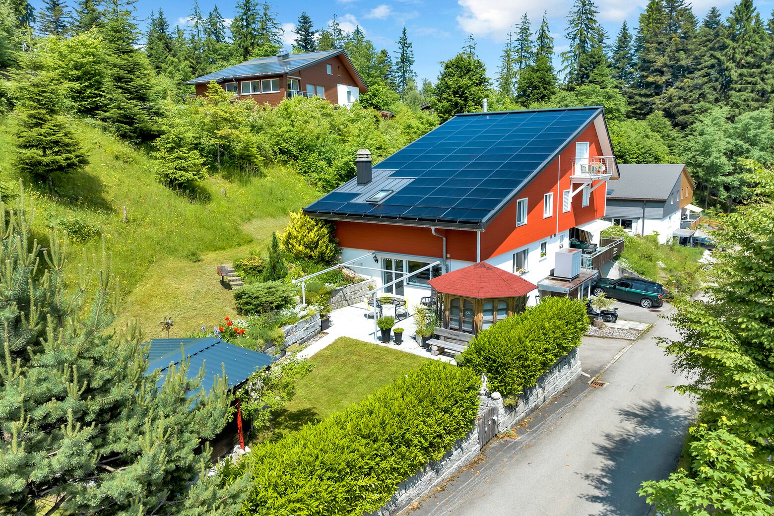 Luftbildaufnahme Süd Ost Fassade mit Gartenbereich