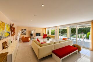Luxury apartment with panoramic lake view