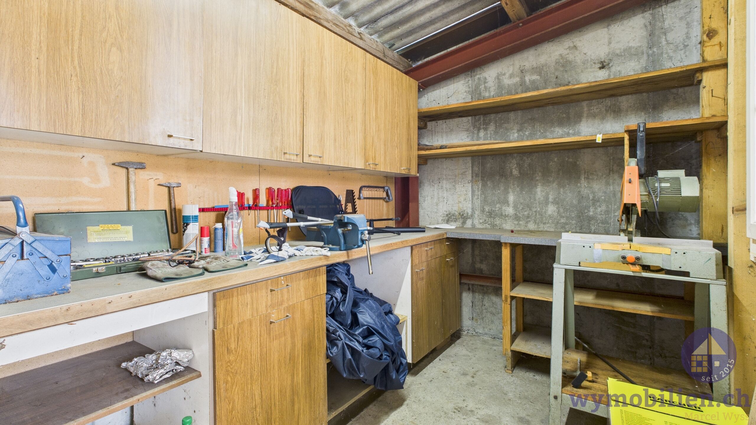 Werkstatt (integriert in den Autounterständen)