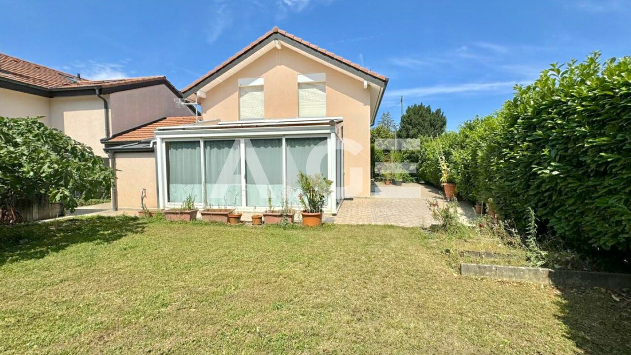 Bright semi-detached villa in a quiet location close to amenities