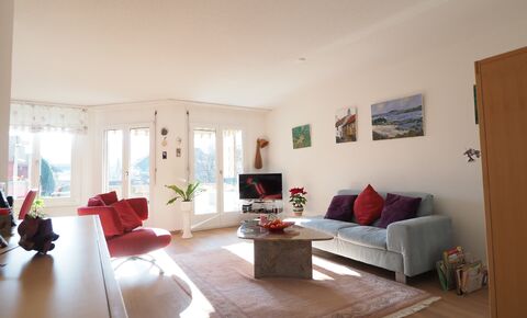 Appartement bien entretenu avec balcon et garage à Zeiningen