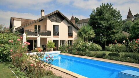 Freistehende 7.5-Zimmer-Villa
mit Schwimmbad
Nahe Altstadt und See