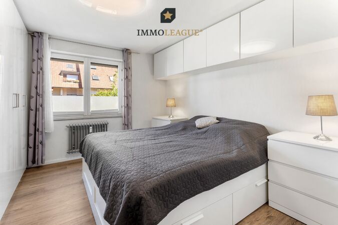 Ein geräumiges Schlafzimmer zum Wohlfühlen.