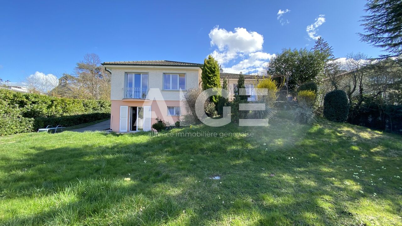 Detached villa on a beautiful swimming pool plot