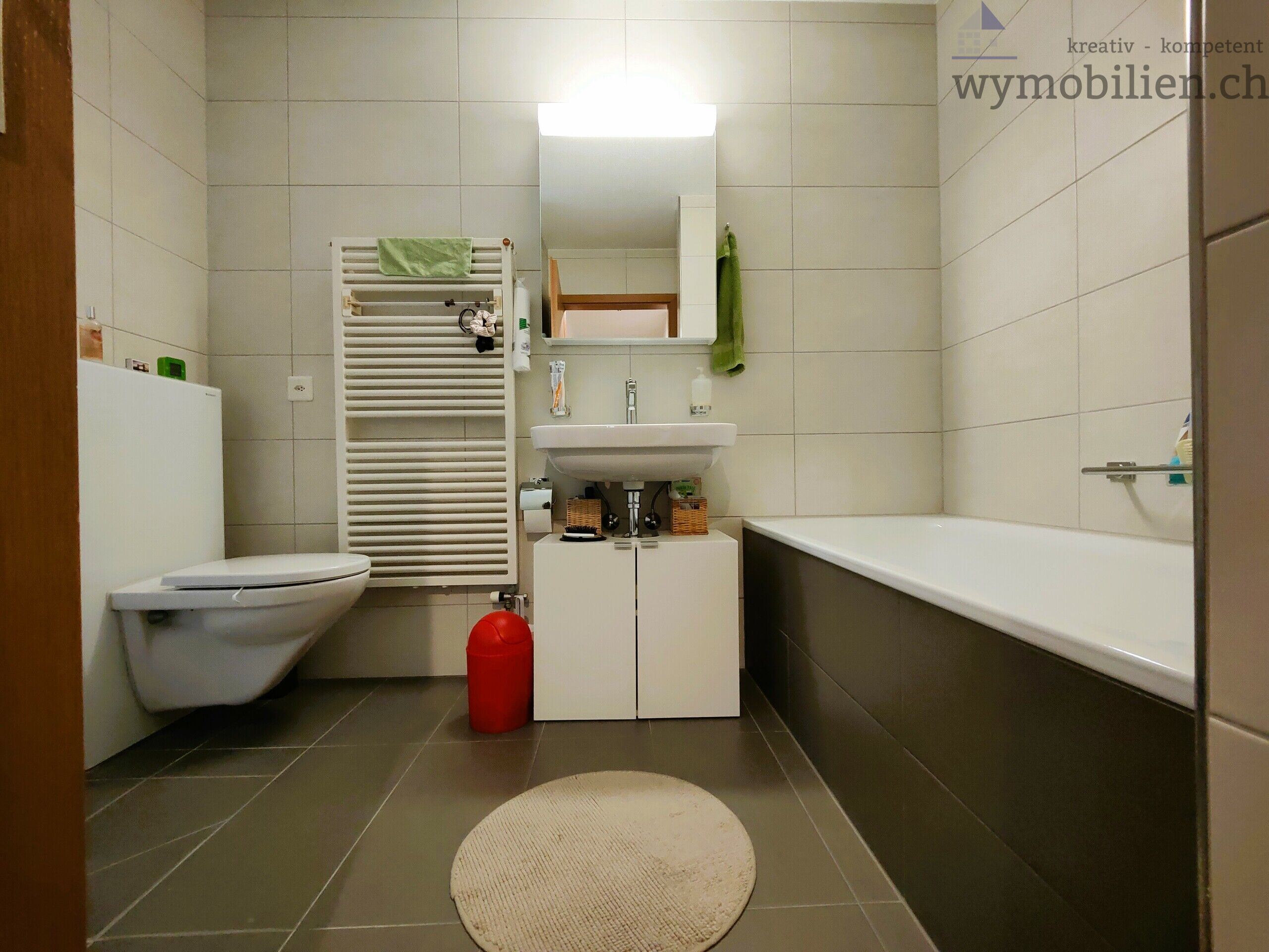 Bad mit Badewanne 