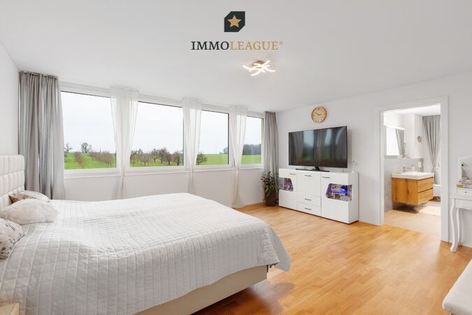 Das Master Bedroom begeistert mit  Bad en Suite.