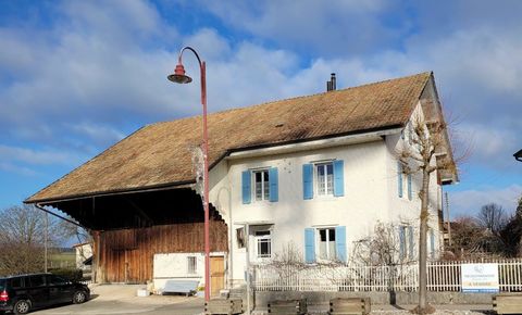 Renovated 6.5 room farmhouse in the center of Courgenay