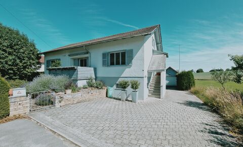 Charming 5.5 room house on 963 m² of land