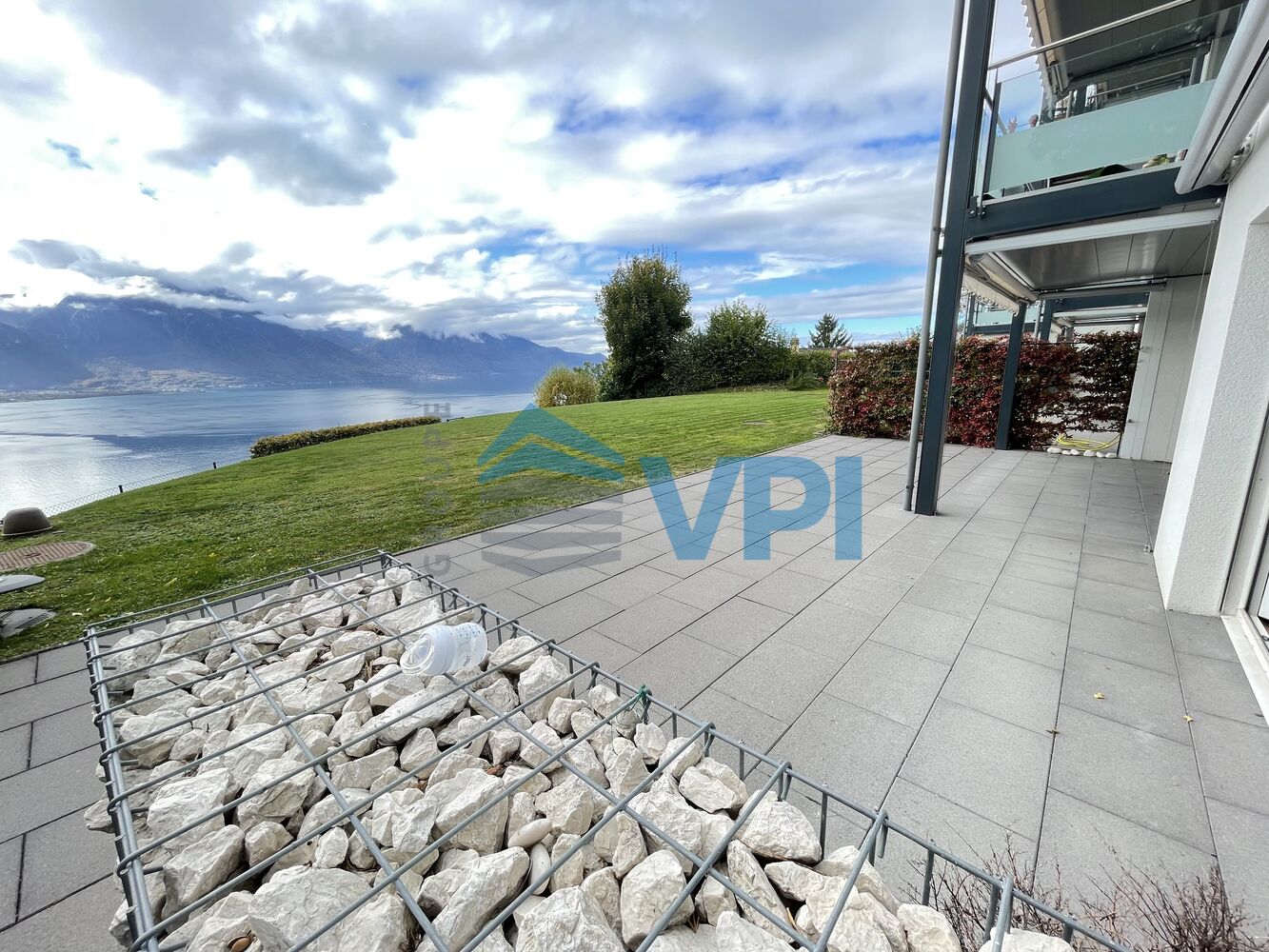 Rez de jardin avec vue imprenable sur le lac et les Alpes