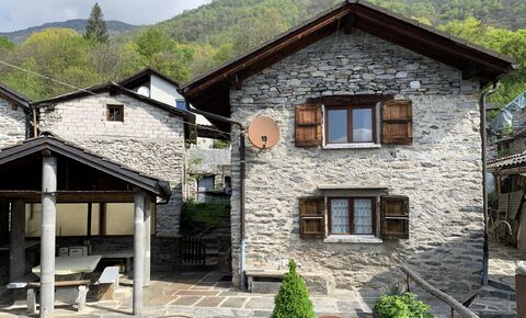 VAL RESA - VIONA,
Bella proprietà con rustici in sasso ticinesi