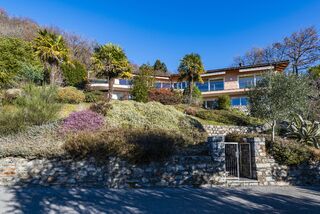 Prestigious villa with scenic view