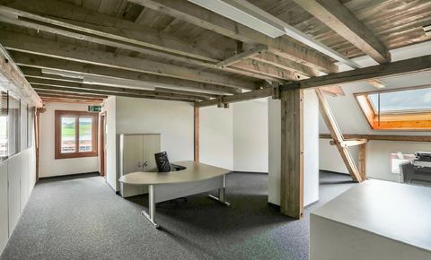 Grande superficie de travail avec salles indépendantes