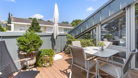 Neuwertige Wohnung, stylischer Ausbau, toller Loggia-Balkon