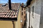 Deliziosa casa con giardino nel nucleo storico del  villaggio al lago