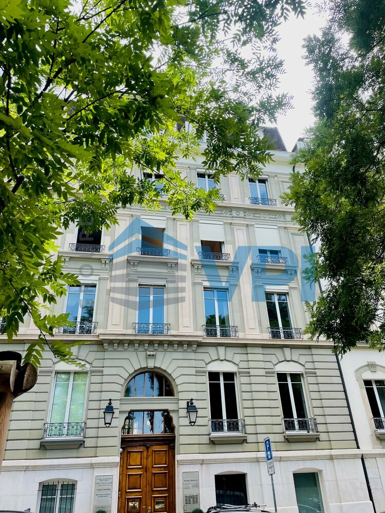 Quartier Bastion Tranchées, appartement de 8 pièces - 236 m2 - 3ème ét