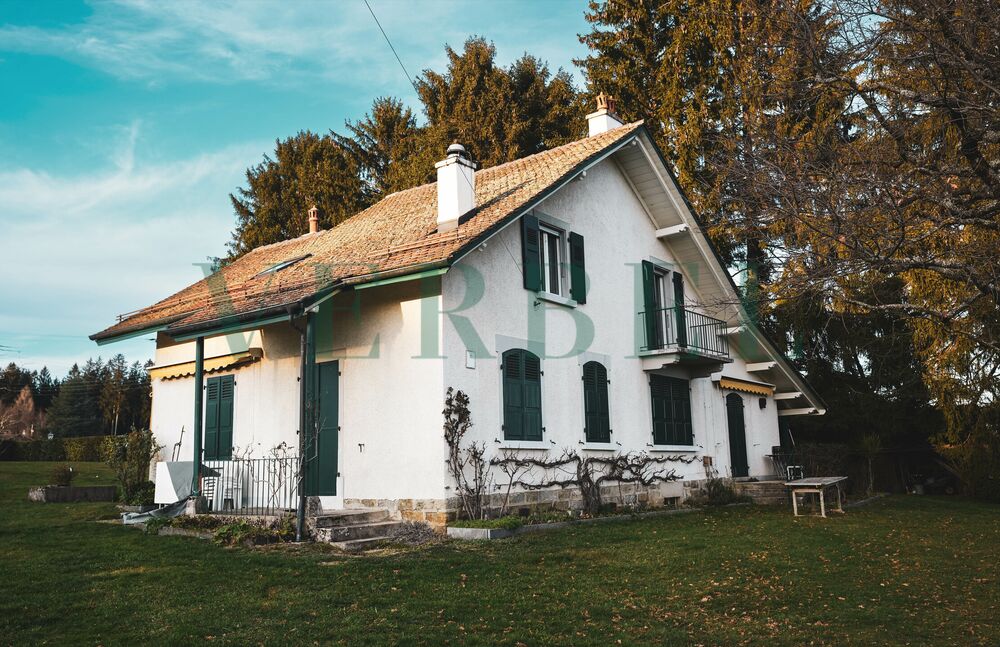 Charming English cottage-style property