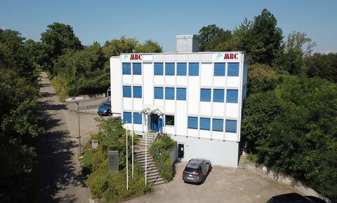 Bureaux calmes à proximité de la ville avec entrepôt, monte-charge et places de parking