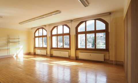 Helle und repräsentative Gewerberäume im stilvollen Gemeindehaus