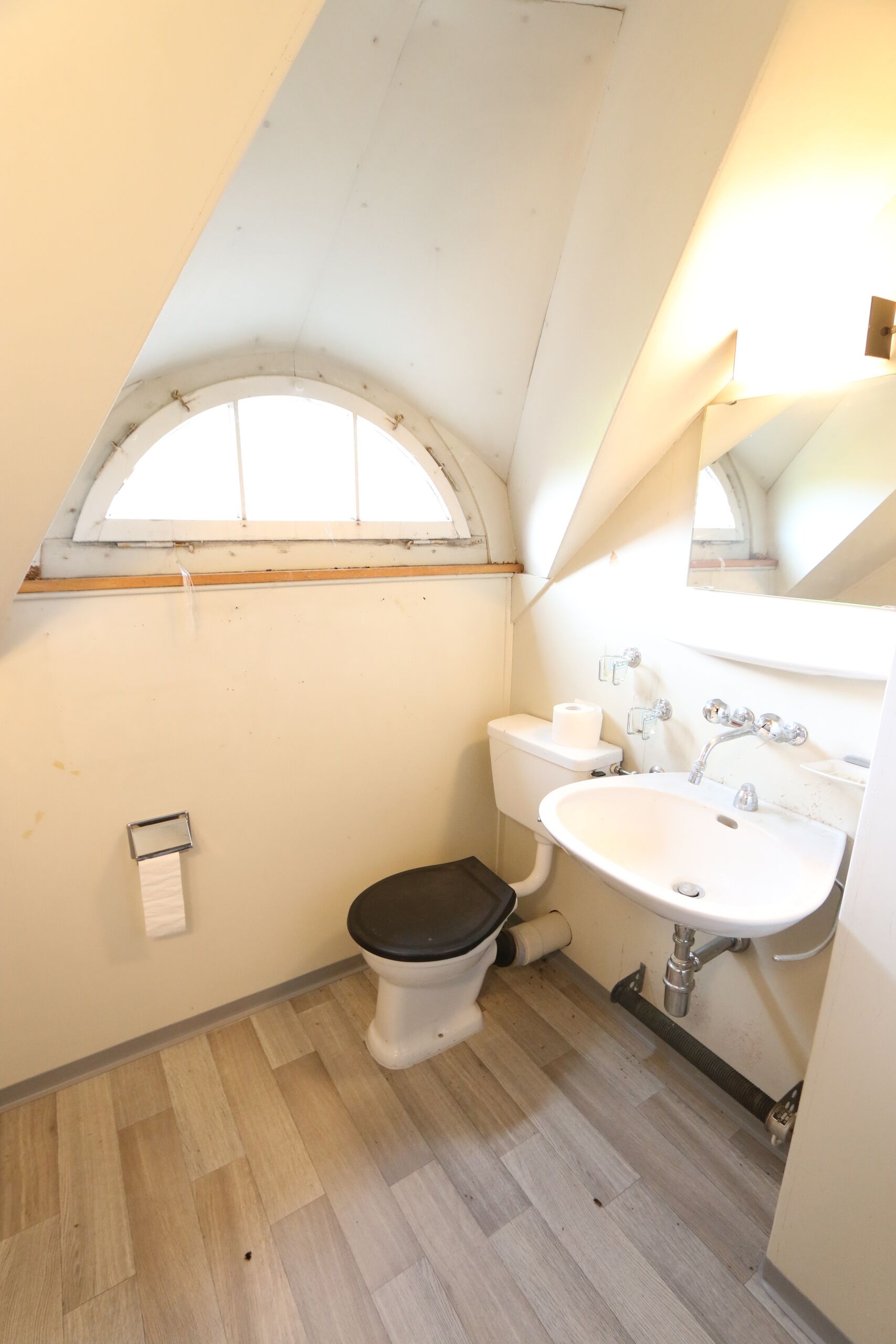 charmantes WC in Dachgeschoss