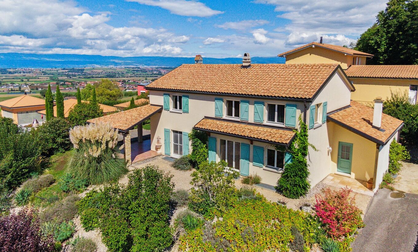 Magnificent Provencal house in a green setting
