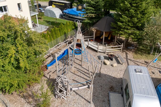 Der hauseigene Spielplatz lässt Kinderherzen höherschlagen – mit Tipi, Grillstelle und eigener Hütte zur individuellen Nutzung.