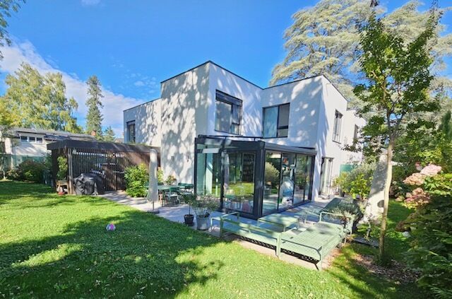 Villa de 7 pièces entièrement meublée à Troinex