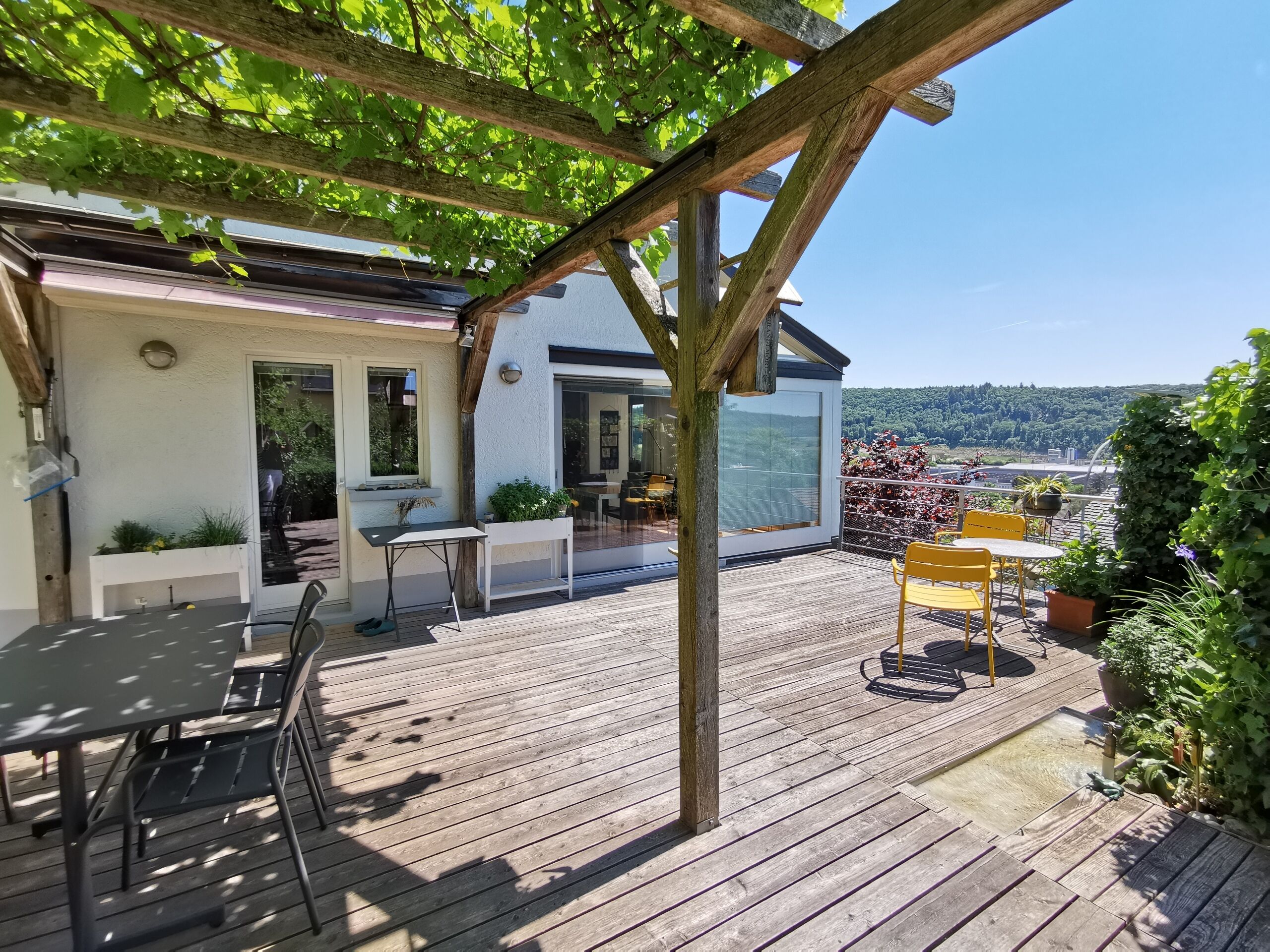 lauschige Gartenterrasse mit Mittag- und Abendsonne