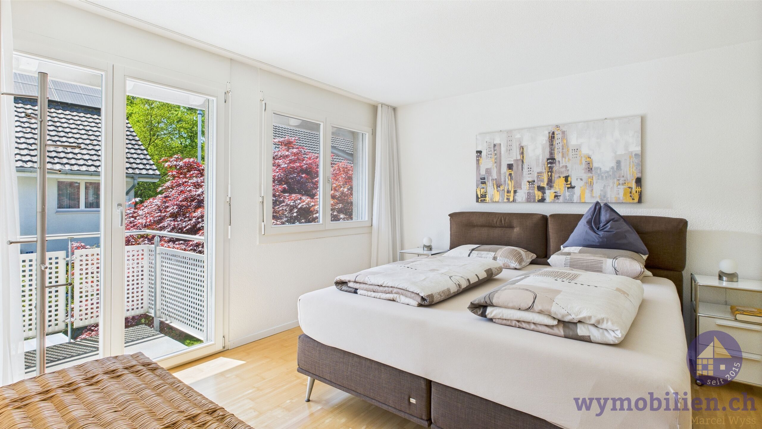 Hauptschlafzimmer mit Bad und Ausgang auf den Balkon